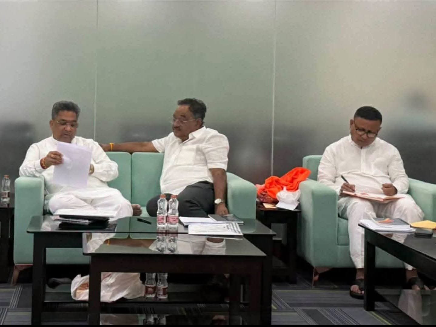 Samik Sukanta on Vote: ‘তৃণমূল বলে কোনও দলের অস্তিত্ব নেই’, কলকাতা ও হাওড়া পুরভোট ঘিরে বড় দাবি শমীক-সুকান্তর